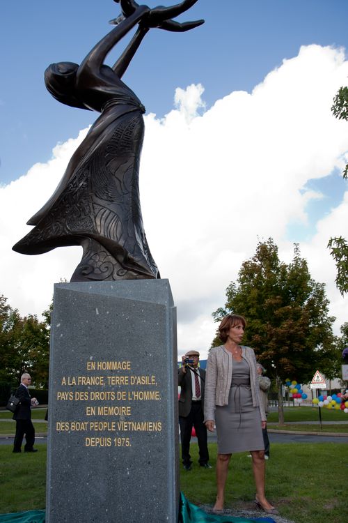 Inauguration de la statue "le rêve de la mère" à Bussy